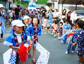 手作り〝キャラ山車〟に声援　三重・大台町で6年ぶり　千客万来夏まつり