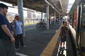 新315系電車「乗り心地良い」　JR東海が静岡ー島田で貸し切りツアー　ドア開閉体験も