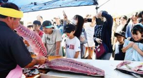 「すごく迫力あった」　マグロ解体ショーやカツオ一本釣り体験など　沖縄・伊良部島でパヤオの日まつりにぎわう