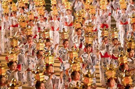 「千人灯籠踊り」優雅に　山鹿灯籠まつり