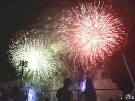 夜空に慰霊の思い　300年の歴史誇る「浅川の花火」