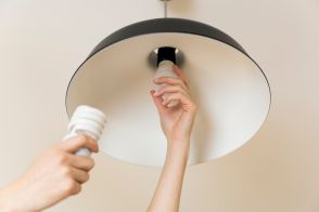 実家はいまだに「白熱電球」です。帰省時に「LED」に交換してあげようと考えていますが、実際、白熱電球とLED電球で“電気代”はどれくらい変わるのでしょうか？