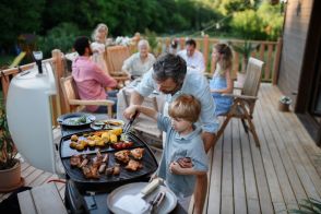 今度家族3グループで旅行に行くのですが「焼肉」に行くか「バーベキュー」をするかでもめています。どちらの方が安上がりでしょうか