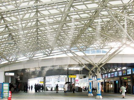 JR高崎線上尾駅に冷却ドライミスト　市が設置　気温27度以上、湿度60％未満で噴霧開始　ミストのエリアは周辺の気温より2度前後低く　稼働は9月末まで