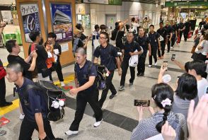 激闘ねぎらう大きな拍手　甲子園で初勝利の石橋ナインが帰郷　ファンらから大きな拍手と「お疲れさま」