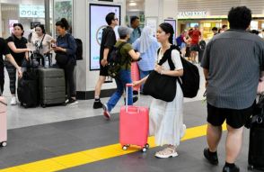 お盆休み最終日、東京駅が混雑　台風7号接近、地震臨時情報の影響も