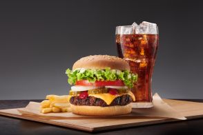 夏休み中の食事の用意が大変なので「マクドナルド」を利用しています。「水」を注文するのは非常識でしょうか？ セットだと「700円」を超えて、なかなかの出費になってしまいます…