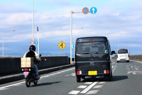 一般道にも追い越し車線があるって知ってた？ はみ出し禁止違反は最高1万2000円の罰金！ 実線と破線の違いは？ 今さら聞けないまぎらわしい交通ルールを解説します