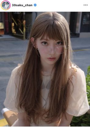 宮脇咲良、透け感溢れるピンクワンピ姿のオフショが「あまりにも可愛すぎる」「ビジュ爆発しすぎてつらい」