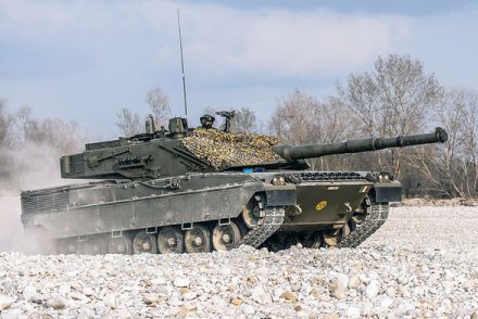 イタリア新型戦車「ヒョウ」ではなく「黒ヒョウ」に！ 伊独の有力軍事企業が協力し“最新鋭車両”を開発