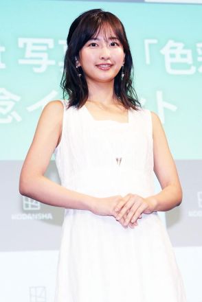 ＜斉藤里奈＞ミスマガ出身美女　キュートな花柄水着で「CanCam」ナイトプールに