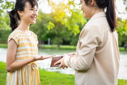 今年小4の子どもの同級生の母親から「今年から500円お小遣いをあげることにした」と聞きました。子どものお小遣いはいつから、いくら渡せばよいのでしょうか？