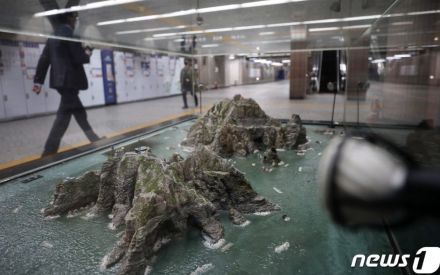 韓国・地下鉄駅の「独島」模型、「日本植民地の解放記念日」前に撤去…飛び交った「憶測」