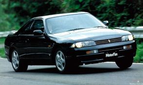 日産R33「スカイライン」は全車3ナンバー、走りも居住性も快適性もアップ【今日は何の日？8月19日】