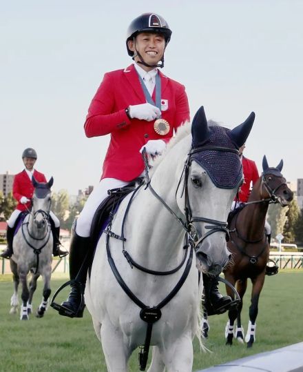 パリ五輪の総合馬術競技団体銅　「初老ジャパン」戸本さん　「札幌記念」で誘導馬に騎乗