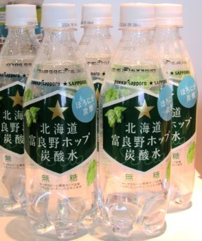 ポッカサッポロが炭酸水で新境地開拓　ホップの味わいと香りがする「富良野ホップ炭酸水」上半期6カ月連続2桁増