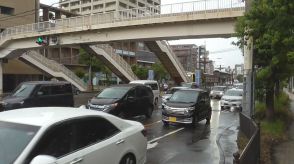 郡元電停前で車横転する事故　一時通行止めで渋滞発生　鹿児島市