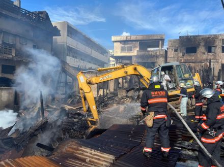 沖縄市室川の火災、消火作業続く　交通規制も継続中　けが人は確認なし【動画・地図あり】（19日午後7時現在）