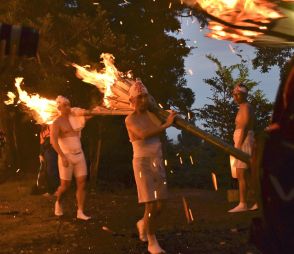 たいまつ担ぎ山を駆ける　福島・富岡「麓山の火祭り」