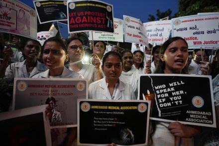 インドで女医への性的暴行殺人に抗議、全国の病院が２４時間スト　医師会は安全対策要求