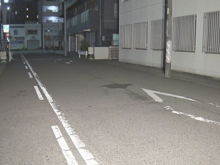 1人はハーフパンツにTシャツ姿…39歳男性が路上で5人組の男に襲われ鞄奪われそうになる 歯が折れるケガ