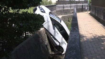 「車を停めようと…」高齢女性が運転する車が水路に転落し病院搬送「ブレーキとアクセル踏み間違えた」神奈川・逗子市