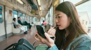 「電車で化粧」に小さなストレスを感じる人の特徴　「何となく疲れる」人の背景にある“かくれ繊細”とは？