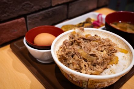 タイパを重視し、夕食はいつもチェーン店の牛皿定食にしています。毎日同じメニューだと栄養が偏りますか？また、自炊と比べてどれだけお金がかかるでしょうか？