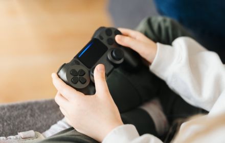 12歳の息子から「PS5」をねだられています。小学生に買い与えるには高すぎるでしょうか…？