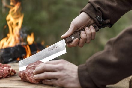 薪も骨付き肉も豪快に切断！　人間工学に基づいた形状設計で抜群の握り心地を提供する万能型ナイフの魅力とは