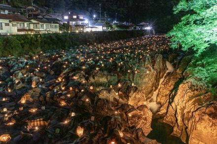 滝の拝、奇岩彩る光　灯籠など７００個ともる、和歌山県古座川町