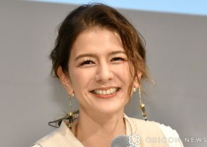 スザンヌ、黒の水着で輝く美ボディ「ドキドキ」「めっちゃ映えてます」　息子とプールで解放感