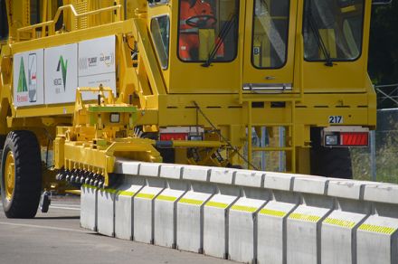 超重コンクリートがみるみるズラーっ!! これぞ高速道路“工事渋滞の救世主”特殊車両 動きがかなりクセあったw