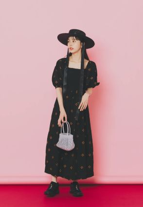 【井桁弘恵】最高に可愛い大人ガーリーコーデ！スニーカーを合わせるから挑戦しやすい！