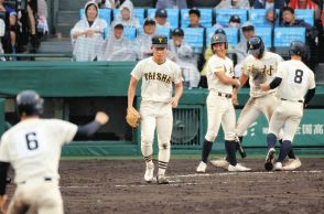 雨の甲子園スタンドで傘目立つ「カッパにしていただけると」「周囲のお客さんに邪魔なのと危険なんだよな」