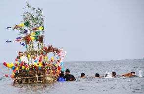 お盆に帰ってきた先祖の霊お見送り　三浦の三戸海岸で「三戸のオショロ流し」