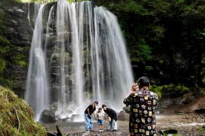 避暑地・菅平高原の滝、涼を求める人気スポット　落差15メートル「涼しいけれど音が…」