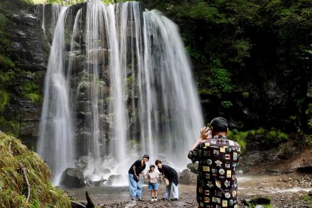 避暑地・菅平高原の滝、涼を求める人気スポット　落差15メートル「涼しいけれど音が…」