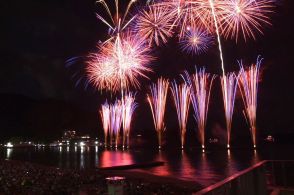 土肥の海、花火に染まる　伊豆市で20日まで「夏フェス」　津波避難タワーから観賞も