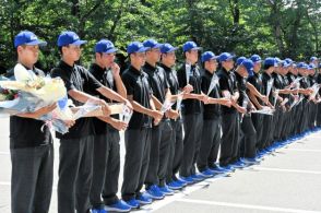 甲子園初勝利から3回戦進出、小松大谷野球部を100人以上が出迎え