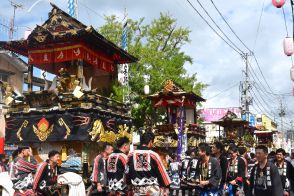 豪華絢爛な山車、町内練り歩く　「田名部まつり」開幕