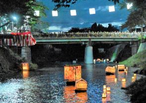 水面を照らす　供養の明かり　福島県田村市で灯籠流し