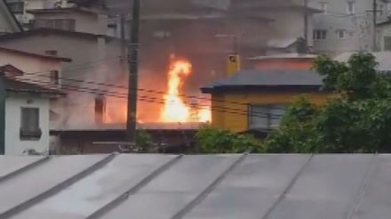 放火した可能性も視野に　室内から灯油ポリタンク見つかる　室蘭・３人死亡の住宅火災