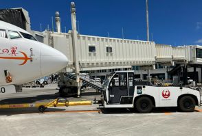 JAL、国内初の電動トーイングカー　CO2ゼロで737けん引、那覇空港