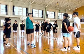 島の子にバスケの魅力伝える　北米独立リーグの松田選手が指導　沖永良部・知名町