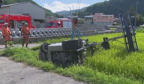 フォークリフトの下敷きに　49歳男性が死亡　運転中、水田に転落　近くに脱輪した車　引き上げようとして誤って転落か