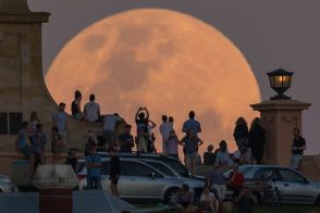 青く見えない「スーパーブルームーン」後の月と土星が接近、今週の夜空