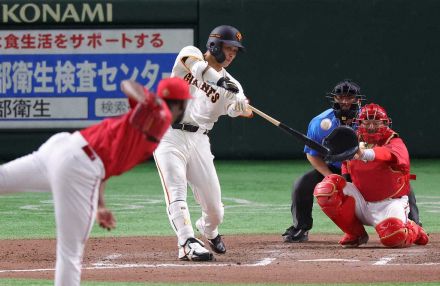 球場騒然…三塁上で塁審含めた4人での交錯にヒヤリ「大丈夫」「団子状態」「ケガだけは…」の声