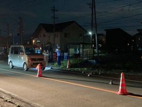 夜の国道を横断中…歩行者の女性が車にはねられる　意識不明で搬送　現場は横断歩道のない場所