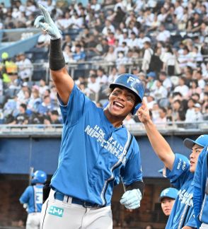 日本ハム・水谷瞬、佐藤友亮2軍打撃コーチと意見交換「夏期講習」